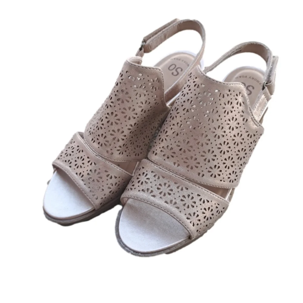 𝅺SO Sparkly Gold Sandals Kids Size  3